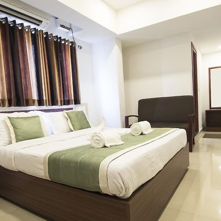Oyo 18604 Puthens Capitol Inn Kochi Bagian luar foto