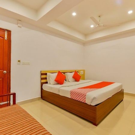 Oyo 18604 Puthens Capitol Inn Kochi Bagian luar foto