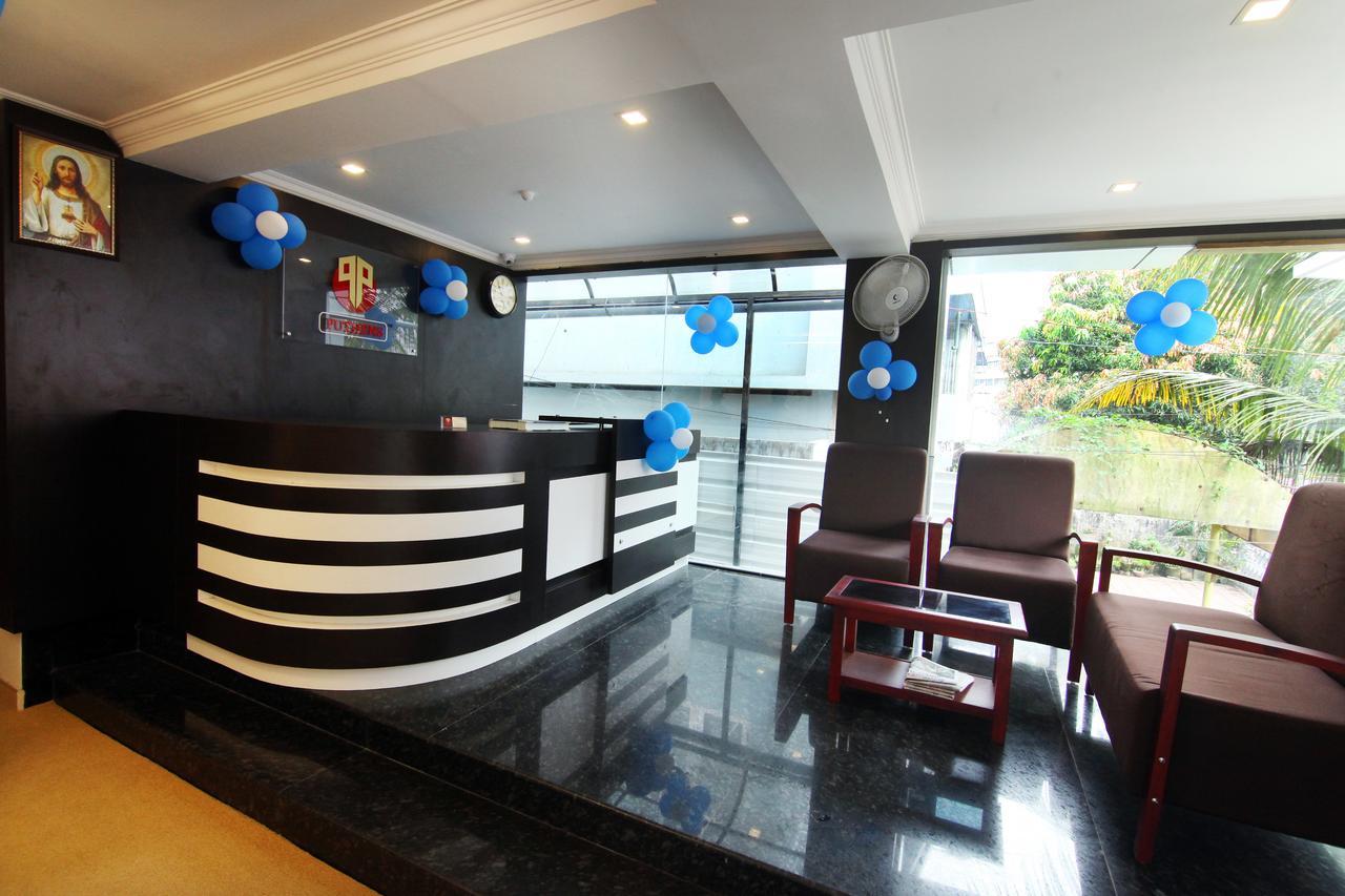 Oyo 18604 Puthens Capitol Inn Kochi Bagian luar foto