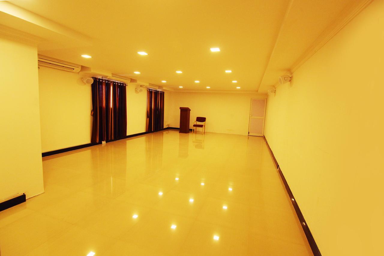 Oyo 18604 Puthens Capitol Inn Kochi Bagian luar foto