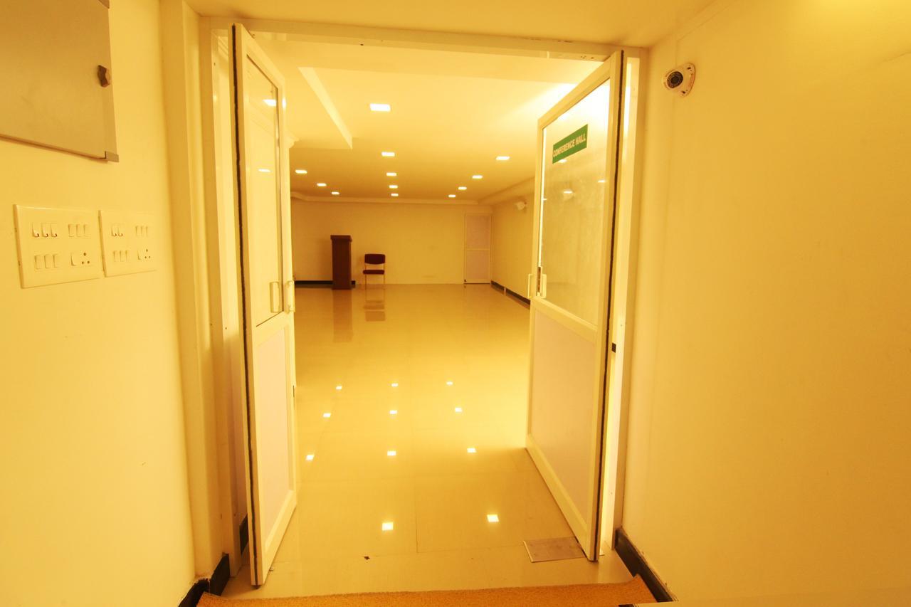 Oyo 18604 Puthens Capitol Inn Kochi Bagian luar foto