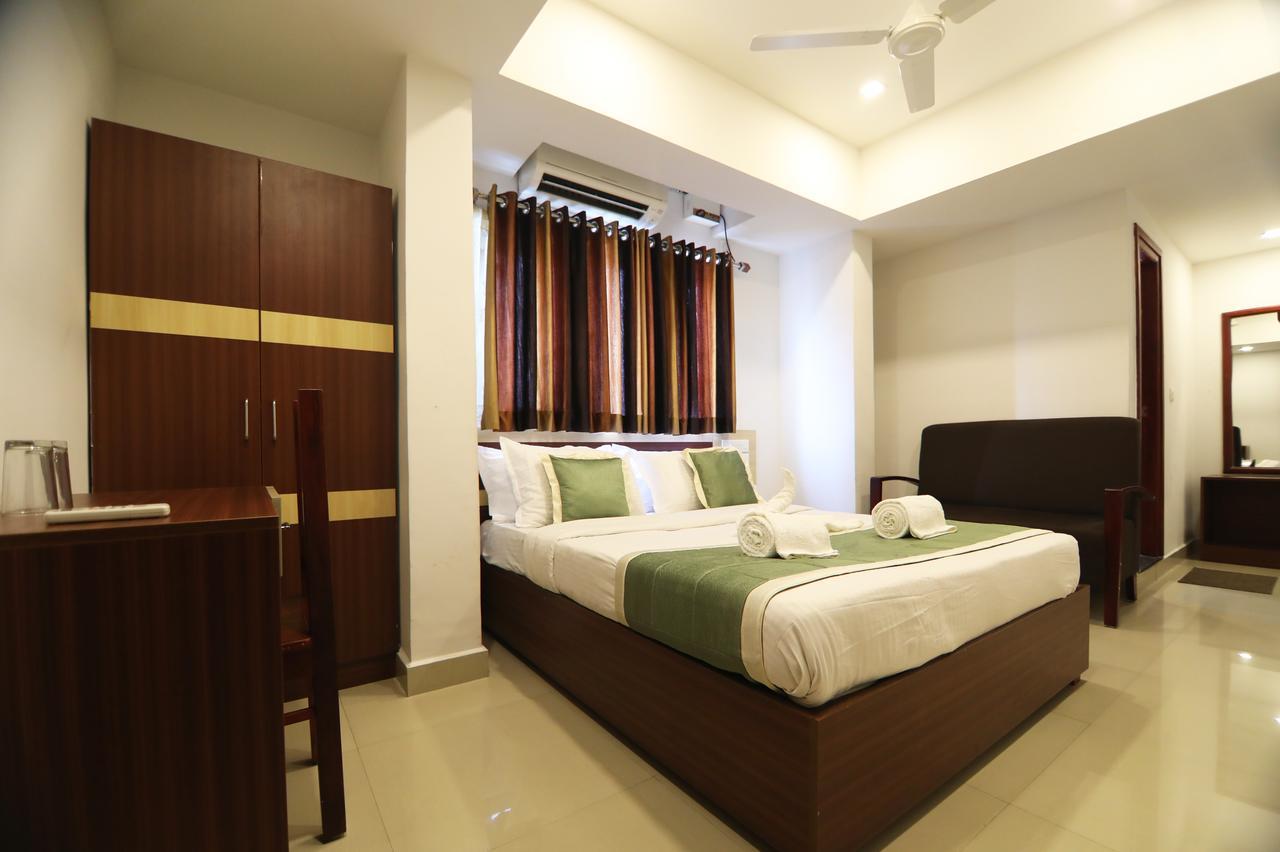 Oyo 18604 Puthens Capitol Inn Kochi Bagian luar foto
