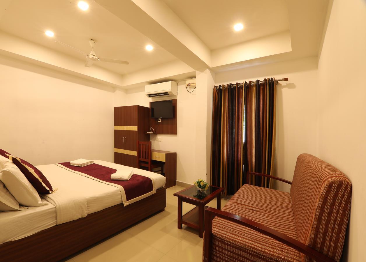 Oyo 18604 Puthens Capitol Inn Kochi Bagian luar foto