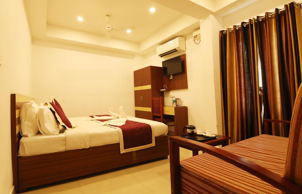 Oyo 18604 Puthens Capitol Inn Kochi Bagian luar foto