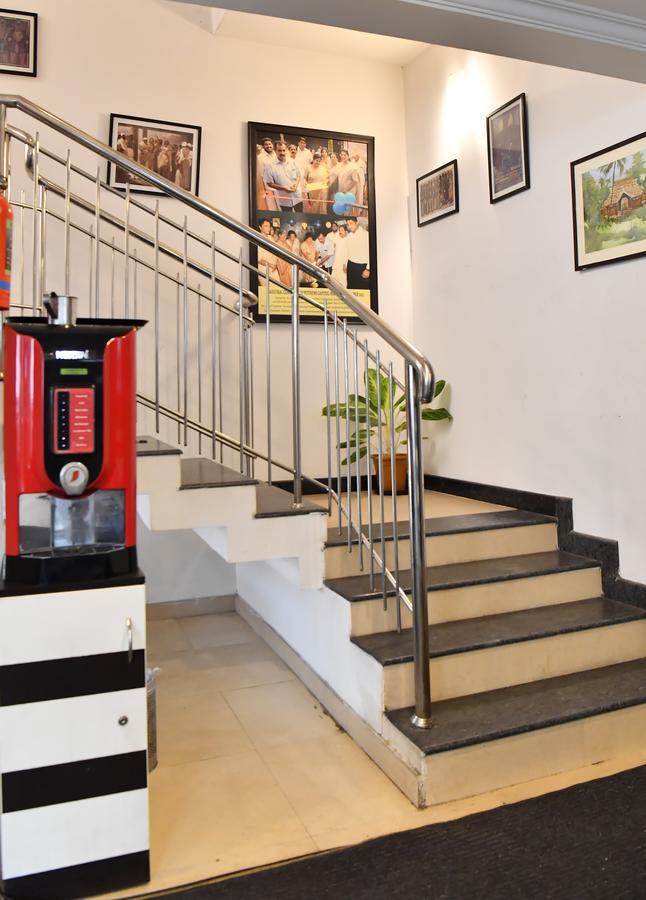 Oyo 18604 Puthens Capitol Inn Kochi Bagian luar foto