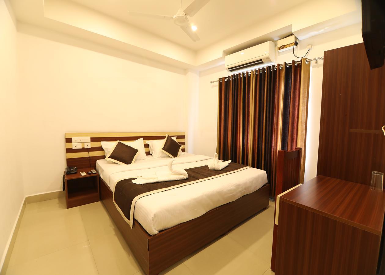 Oyo 18604 Puthens Capitol Inn Kochi Bagian luar foto