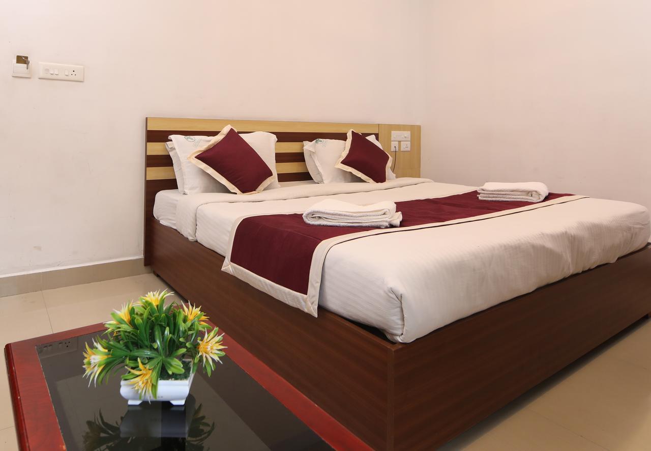 Oyo 18604 Puthens Capitol Inn Kochi Bagian luar foto