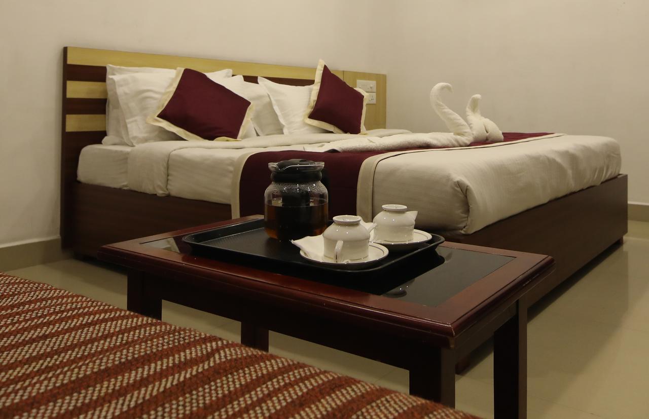 Oyo 18604 Puthens Capitol Inn Kochi Bagian luar foto