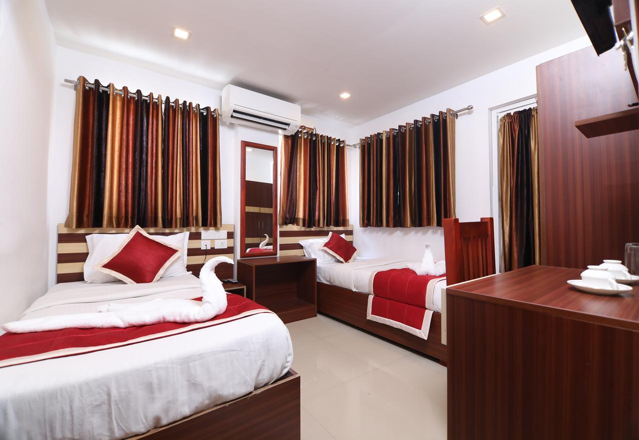 Oyo 18604 Puthens Capitol Inn Kochi Bagian luar foto