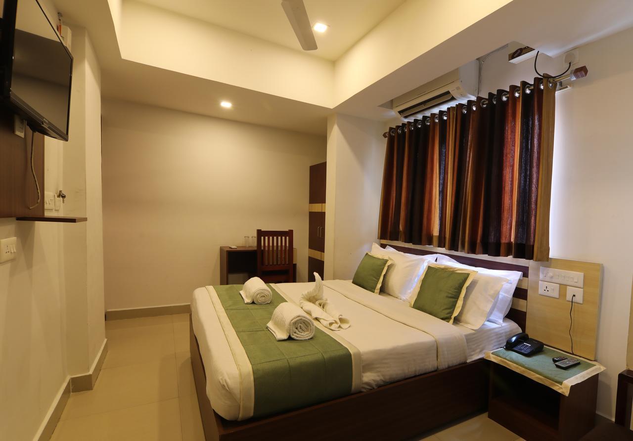 Oyo 18604 Puthens Capitol Inn Kochi Bagian luar foto