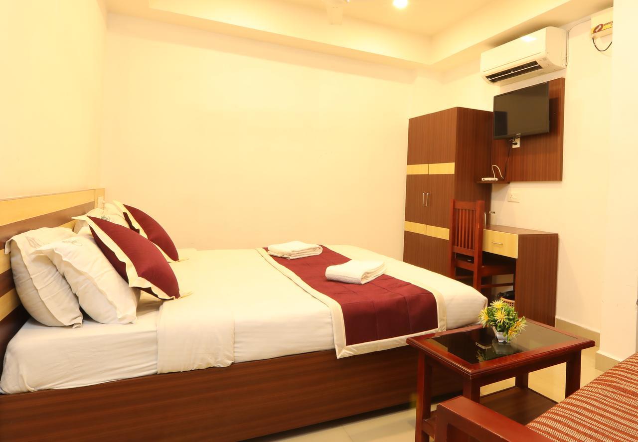 Oyo 18604 Puthens Capitol Inn Kochi Bagian luar foto