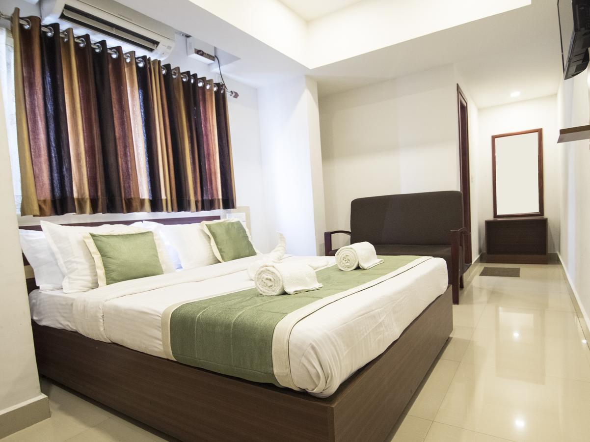 Oyo 18604 Puthens Capitol Inn Kochi Bagian luar foto