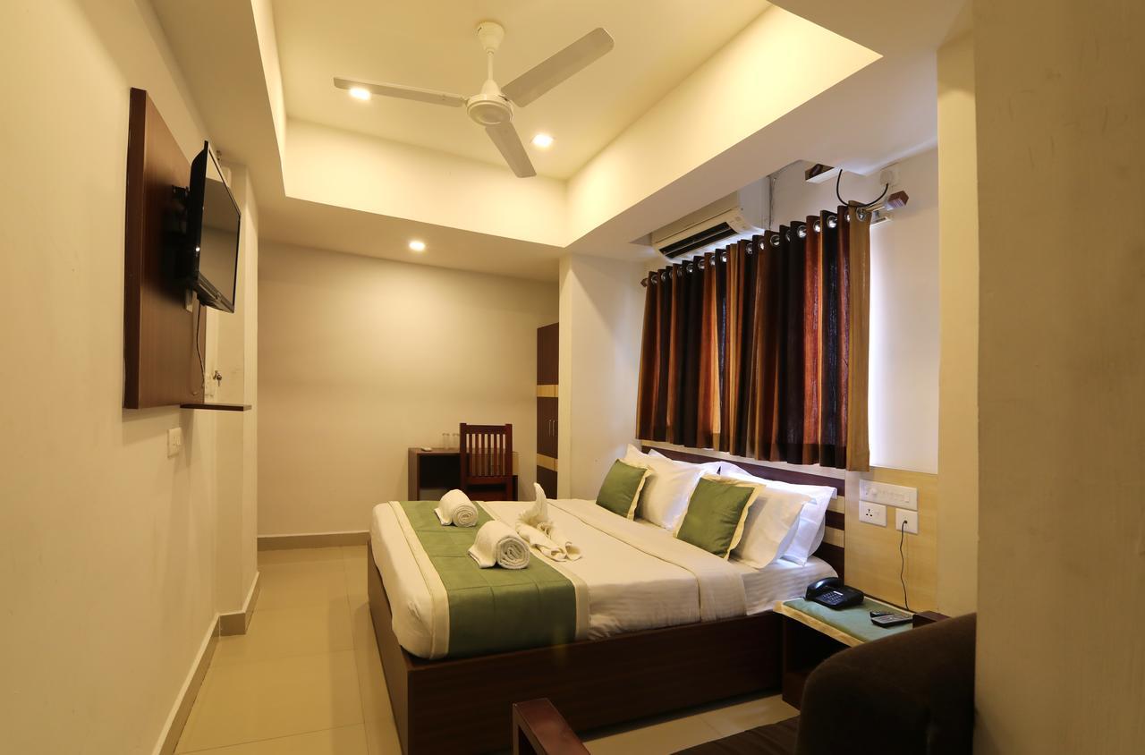 Oyo 18604 Puthens Capitol Inn Kochi Bagian luar foto
