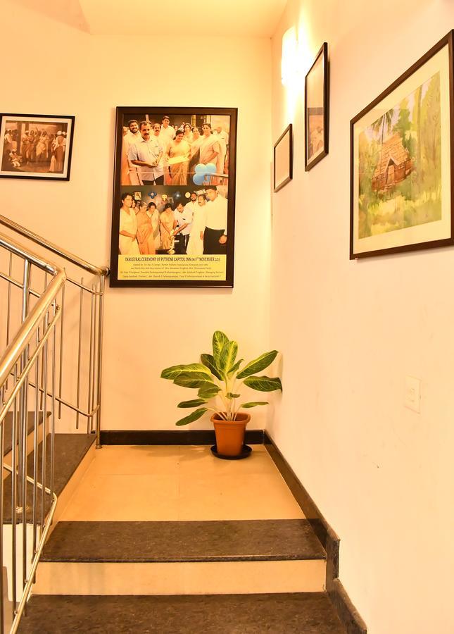 Oyo 18604 Puthens Capitol Inn Kochi Bagian luar foto