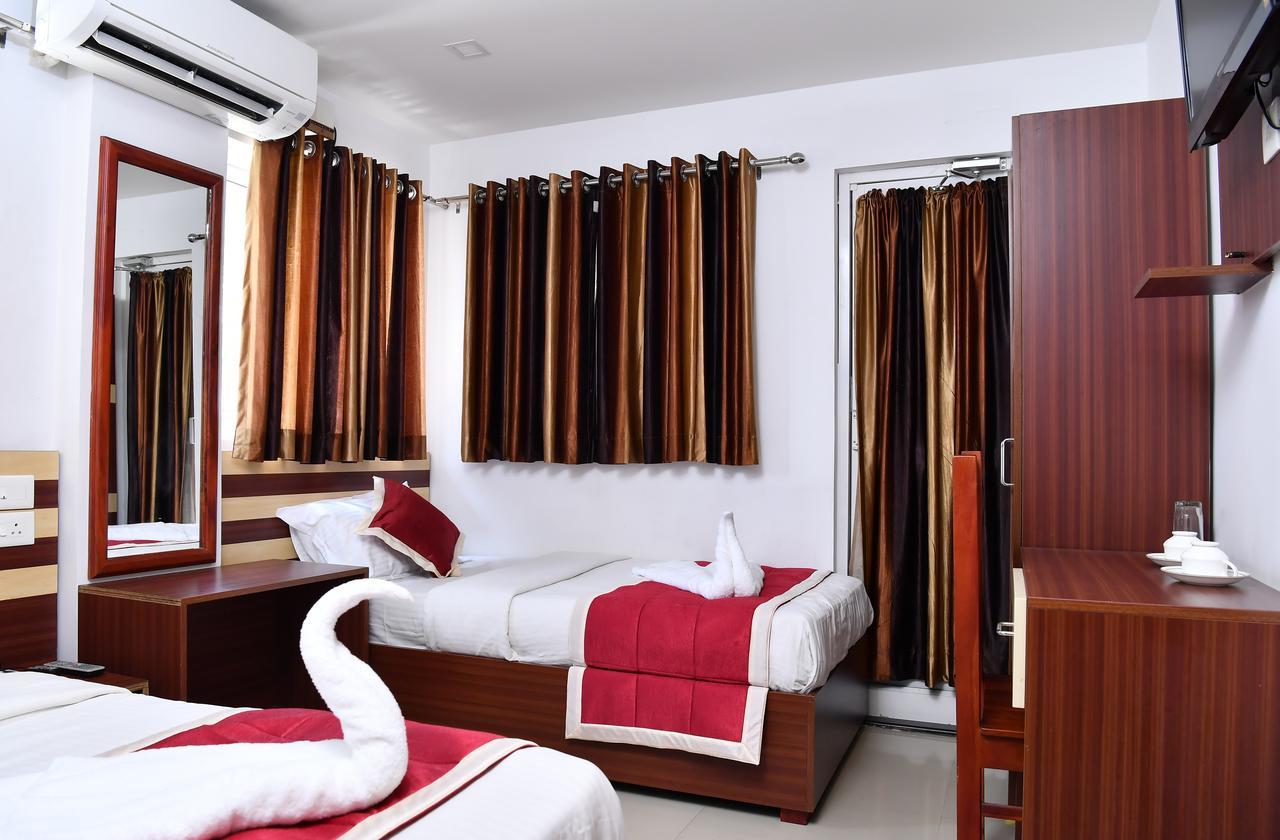 Oyo 18604 Puthens Capitol Inn Kochi Bagian luar foto