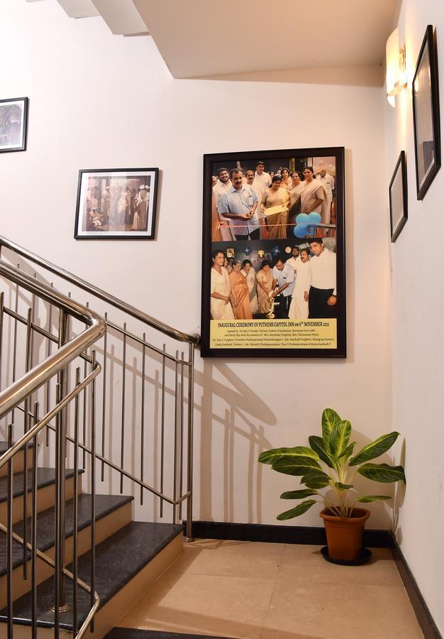 Oyo 18604 Puthens Capitol Inn Kochi Bagian luar foto