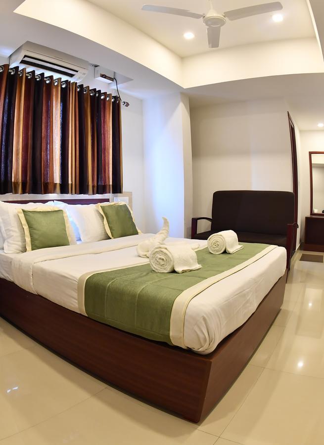Oyo 18604 Puthens Capitol Inn Kochi Bagian luar foto