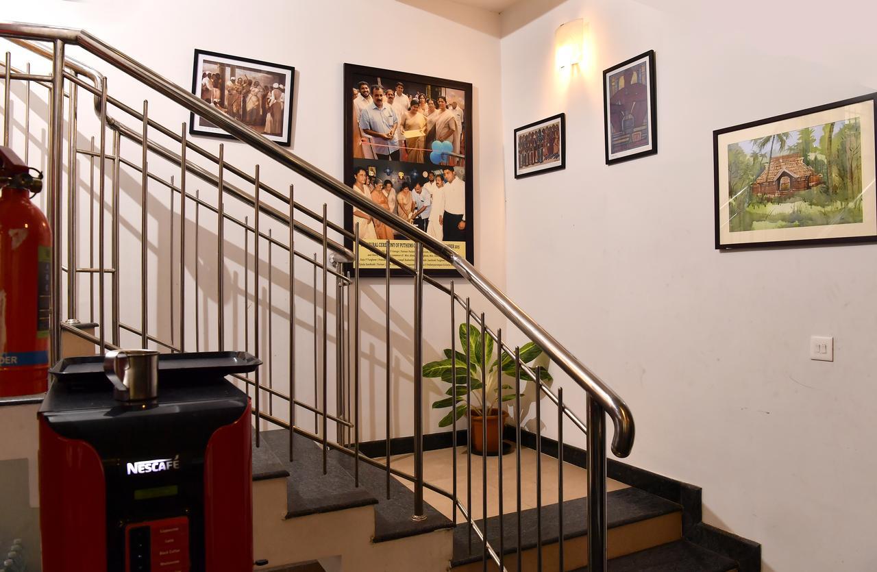 Oyo 18604 Puthens Capitol Inn Kochi Bagian luar foto
