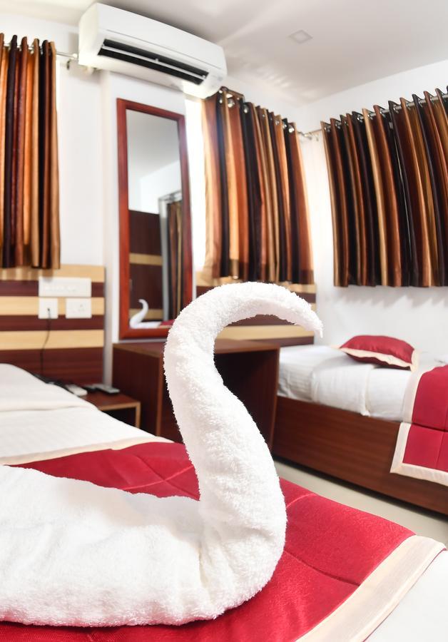 Oyo 18604 Puthens Capitol Inn Kochi Bagian luar foto