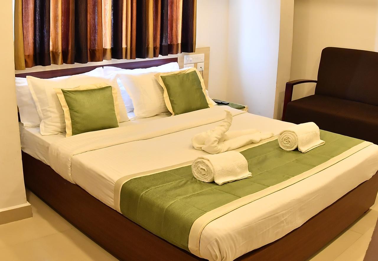 Oyo 18604 Puthens Capitol Inn Kochi Bagian luar foto