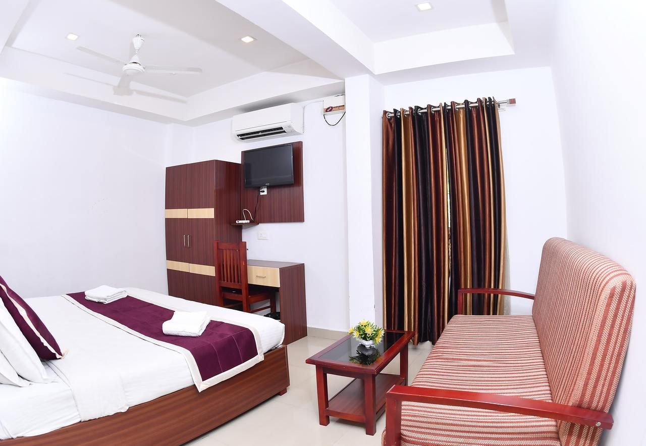 Oyo 18604 Puthens Capitol Inn Kochi Bagian luar foto
