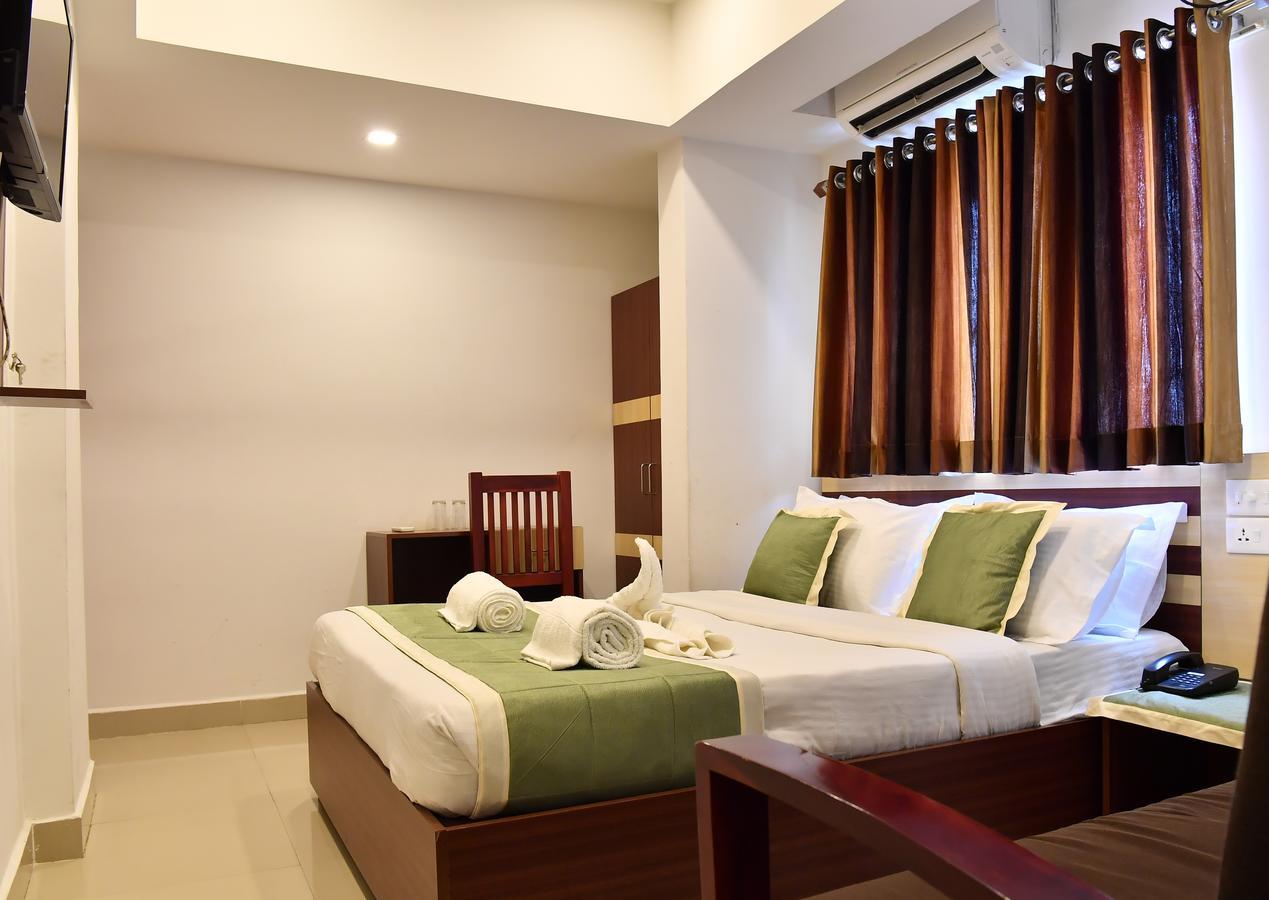 Oyo 18604 Puthens Capitol Inn Kochi Bagian luar foto