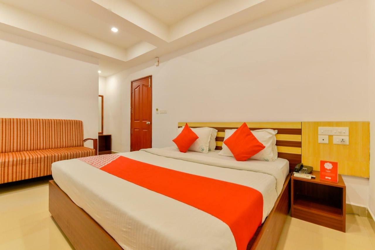 Oyo 18604 Puthens Capitol Inn Kochi Bagian luar foto