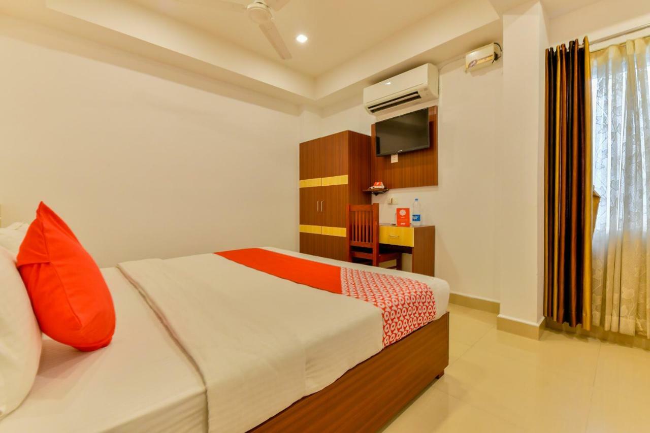 Oyo 18604 Puthens Capitol Inn Kochi Bagian luar foto