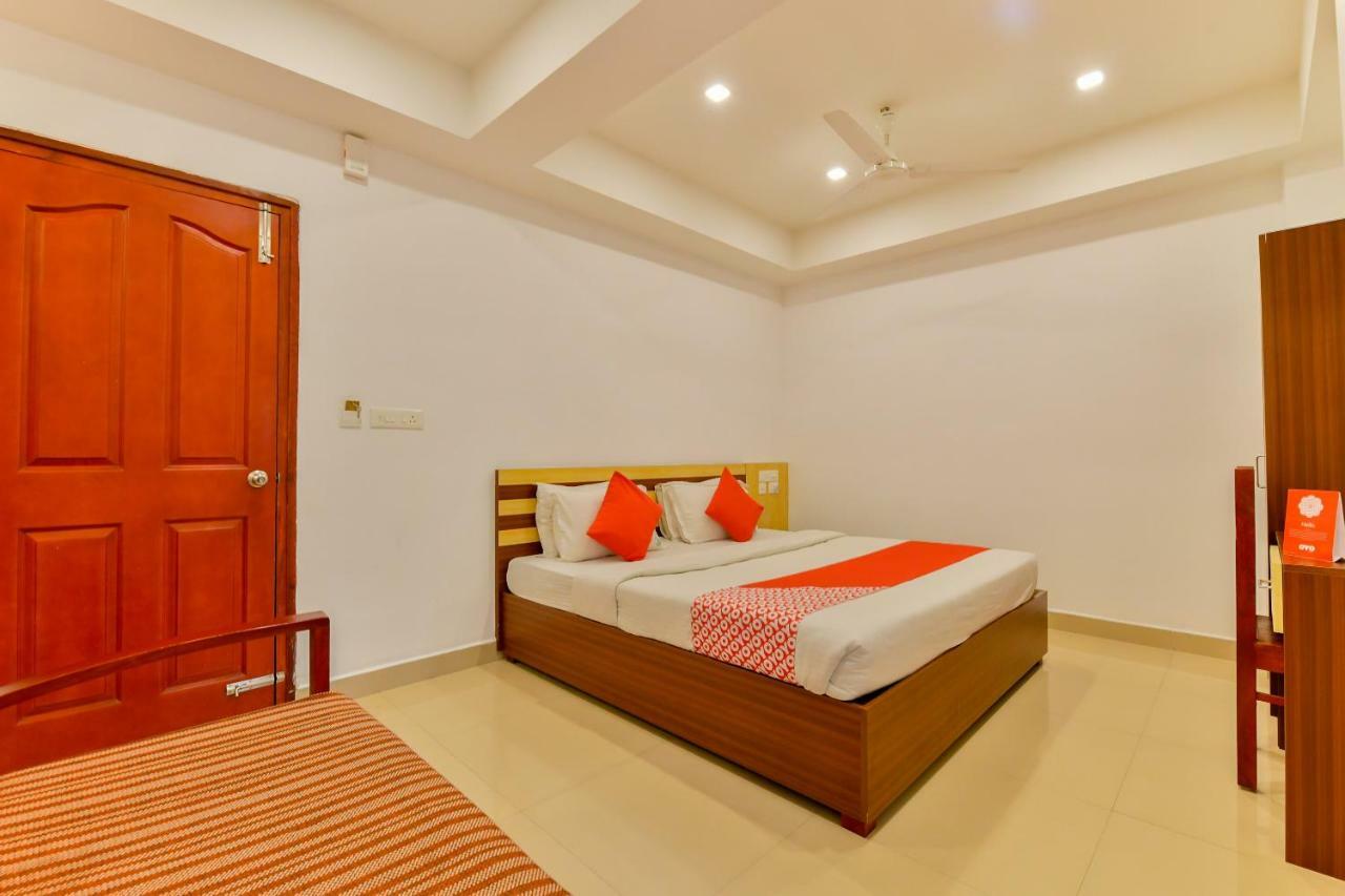 Oyo 18604 Puthens Capitol Inn Kochi Bagian luar foto