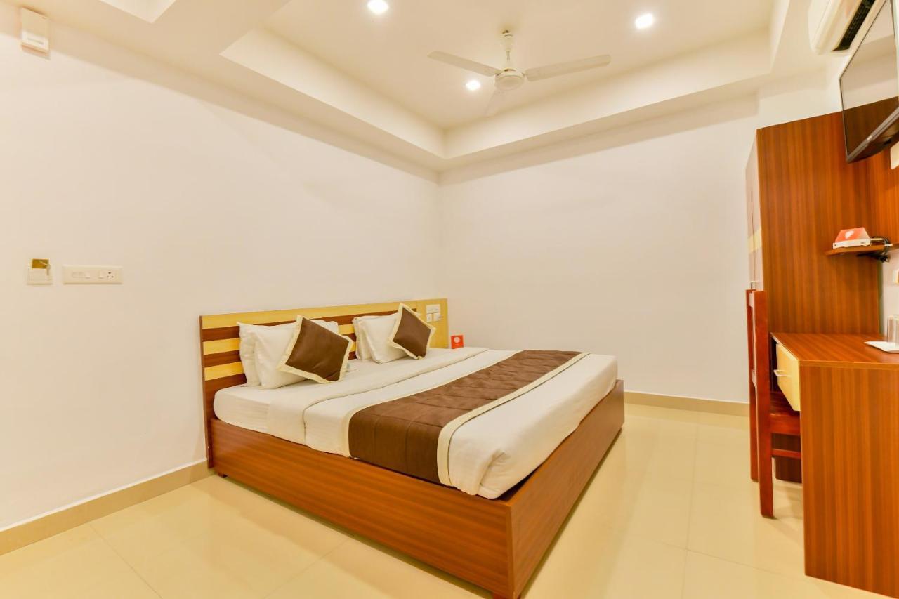 Oyo 18604 Puthens Capitol Inn Kochi Bagian luar foto